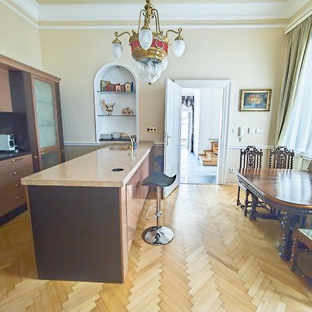 Villa With Hot-Tub, Terrace And Garden, Wenceslass Square Prag Dış mekan fotoğraf