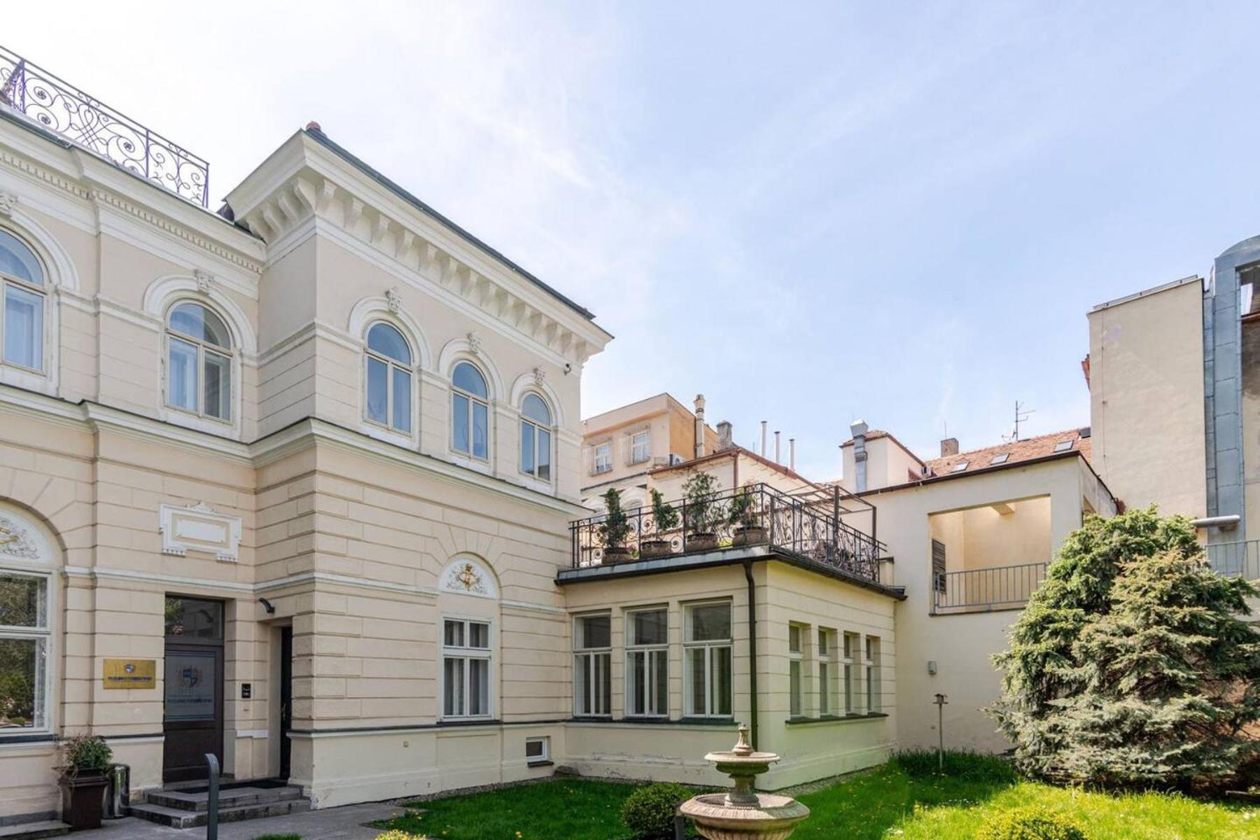 Villa With Hot-Tub, Terrace And Garden, Wenceslass Square Prag Dış mekan fotoğraf